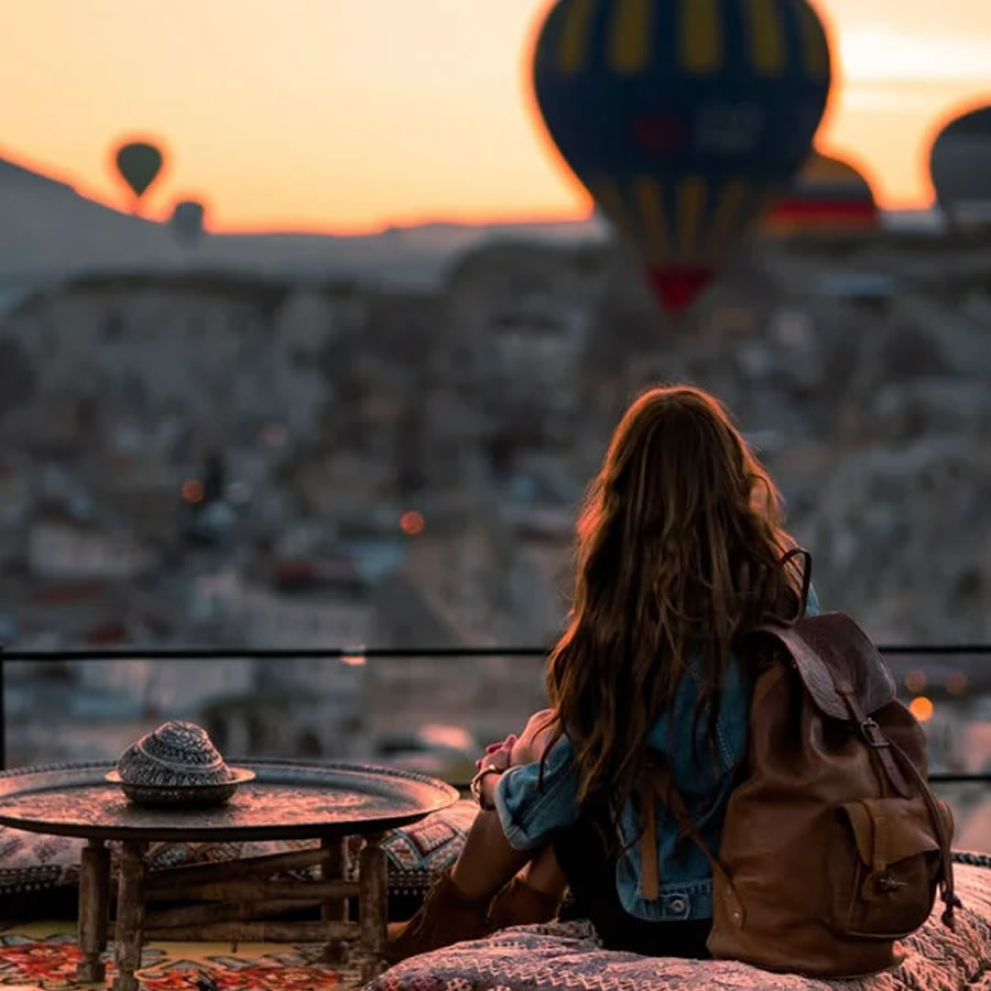 Best-Digital-Marketing-Bangkok-for-SME-girl-watching-balloon