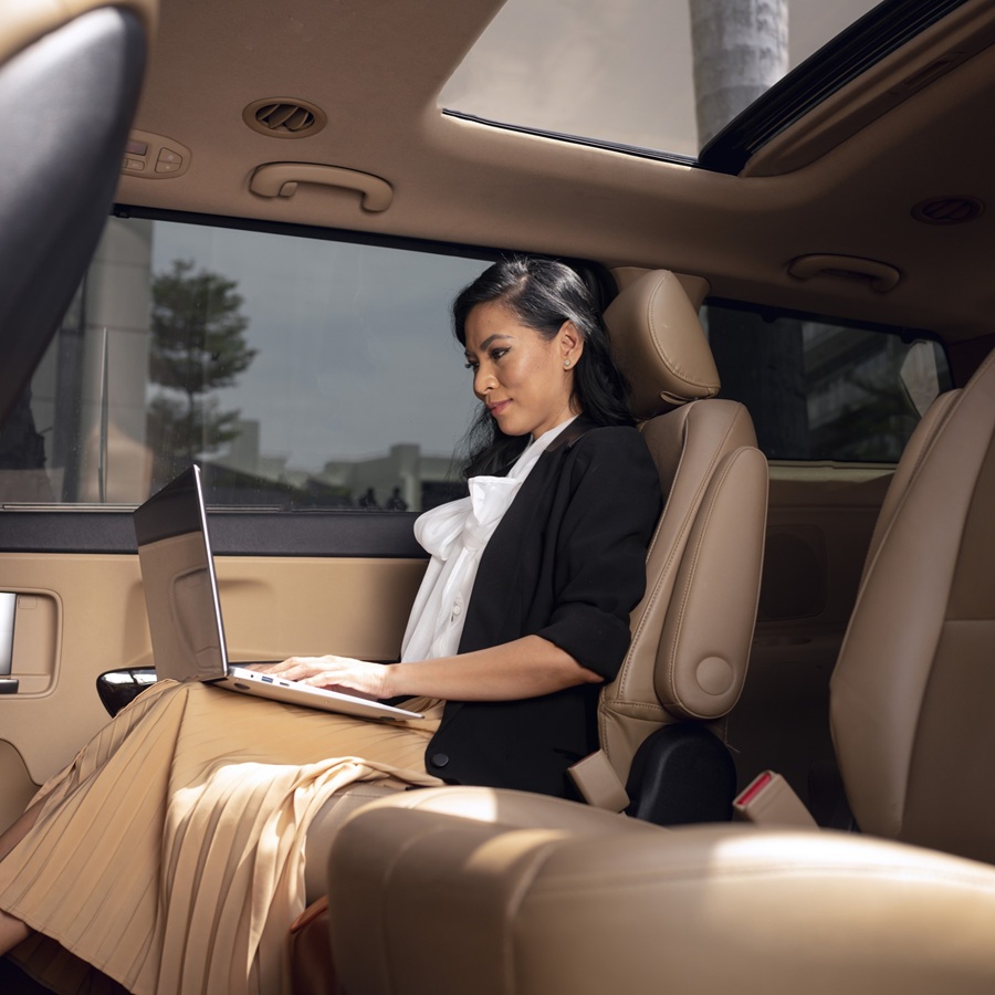 businesswoman-sitting-backseat-Luxury-Car-social-media-agency-bangkok