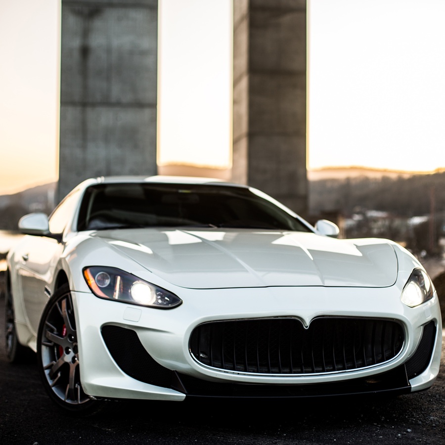 white-coupe-sport-car-standing-road-Luxury-Car-Digital-marketing-agency-in-bangkok